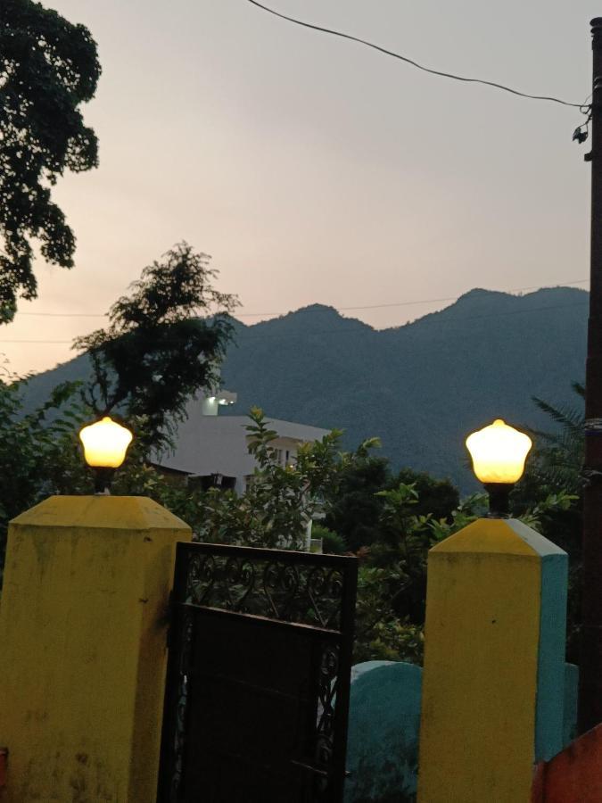 Hobbit House Hostel Rishīkesh Exterior foto